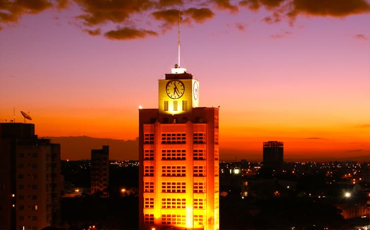 Torre do relógio de Taubaté ao entardecer